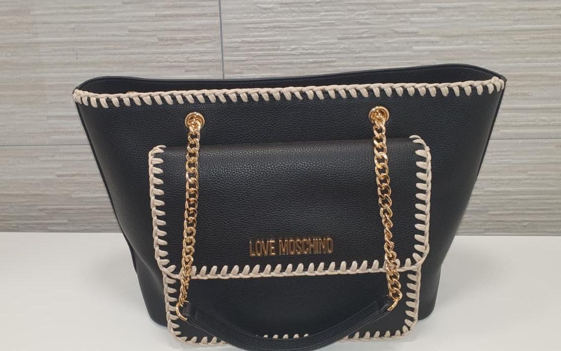 Borsa Love Moschino, colore nera, tracollo in metallo colore oro.